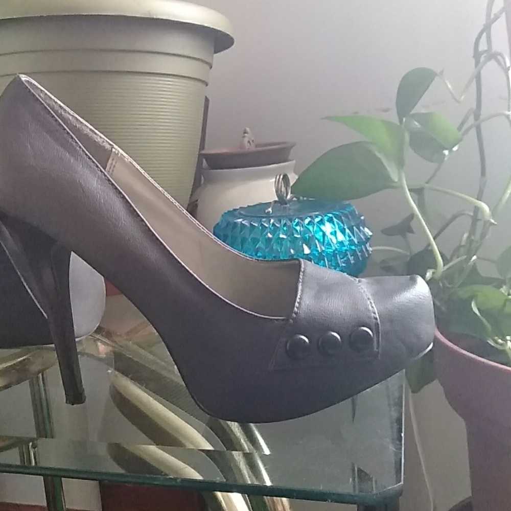 Gray heels  very little wear good shape...